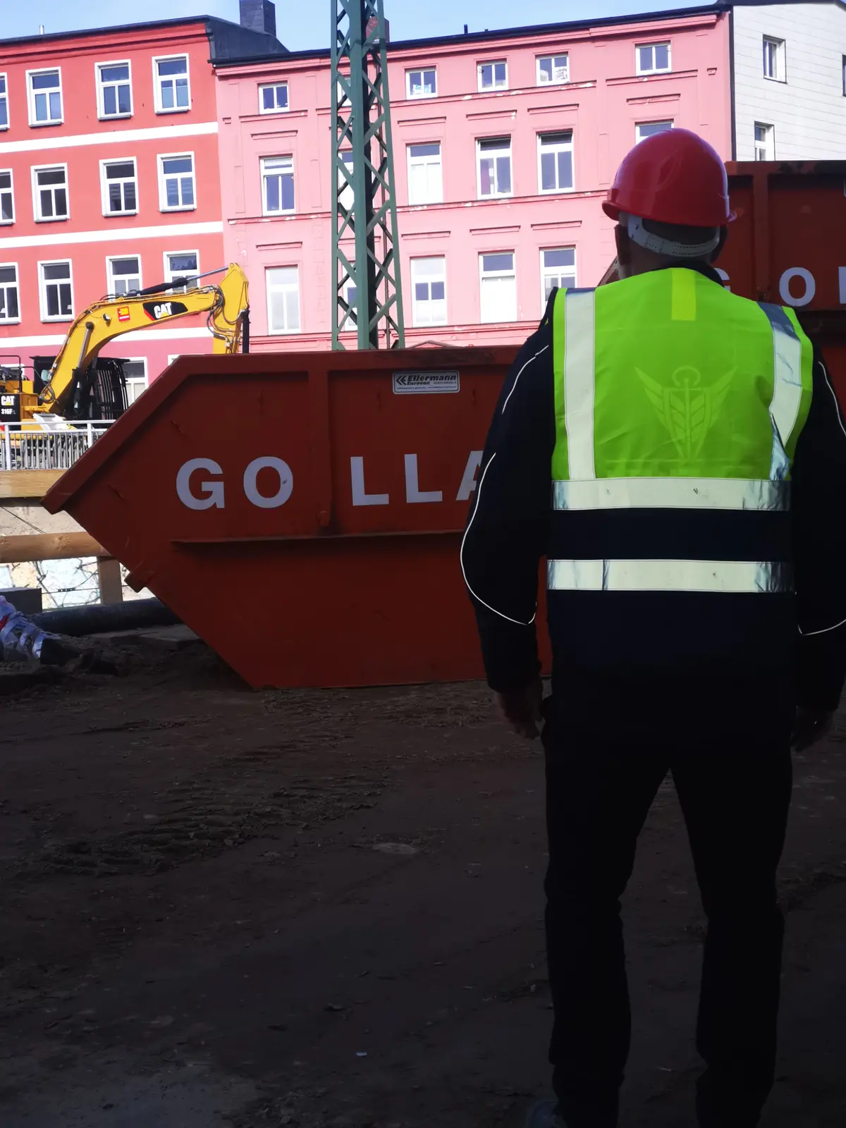 Mitarbeiter hat Baustelle im Blick
